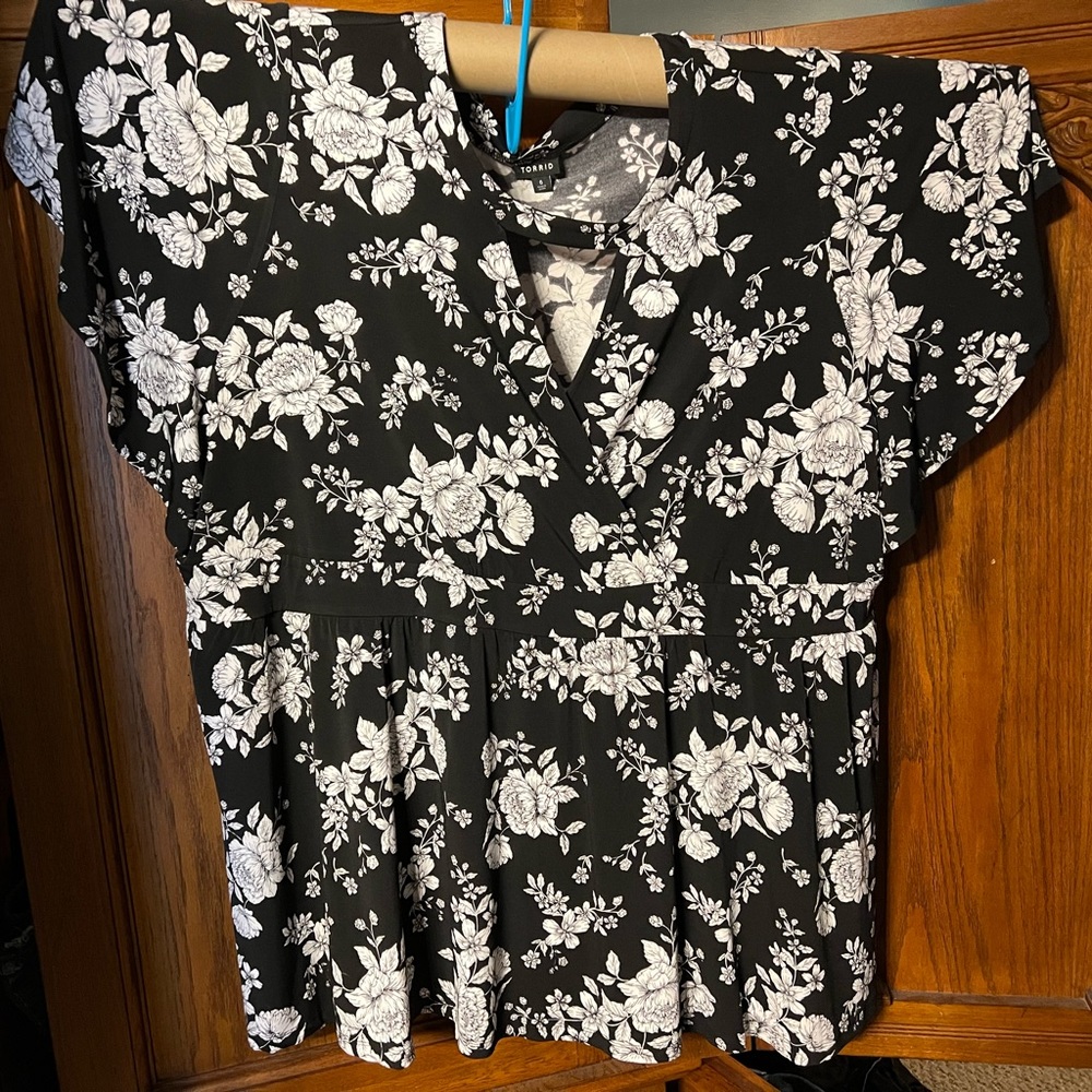 NWOT Torrid, plus size 6, black & white flora top, keyhole neck, flutter sleeves